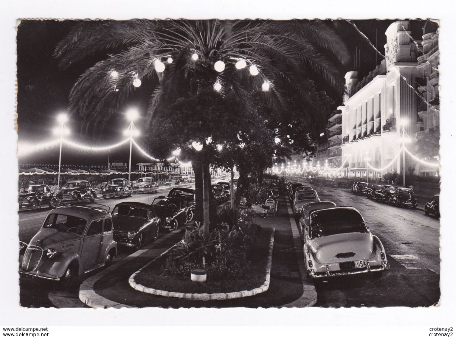 06 NICE N°747 La Promenade Des Anglais La Nuit En 1958 VOIR 2 ZOOMS Cabriolet Simca 8 Sport Auto Américaine VESPA - Nice By Night