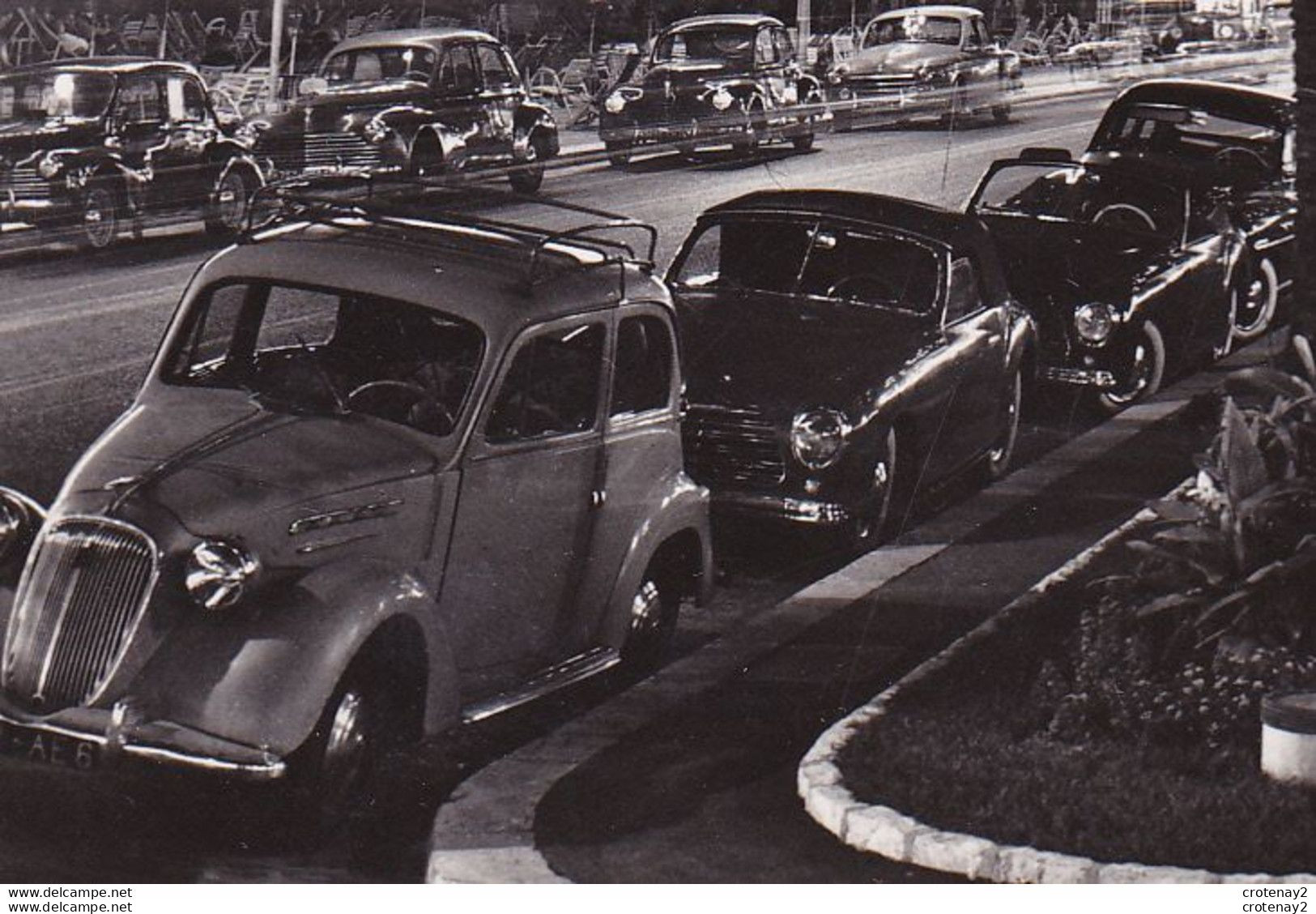 06 NICE N°747 La Promenade Des Anglais La Nuit En 1958 VOIR 2 ZOOMS Cabriolet Simca 8 Sport Auto Américaine VESPA - Nizza Bei Nacht