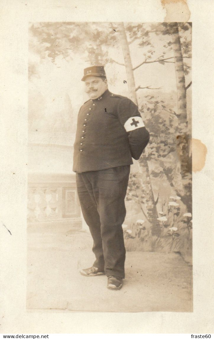 (M) Carte Photo D' Un Soldat Infirmier De La Croix Rouge De Forte Corpulence - Croix-Rouge