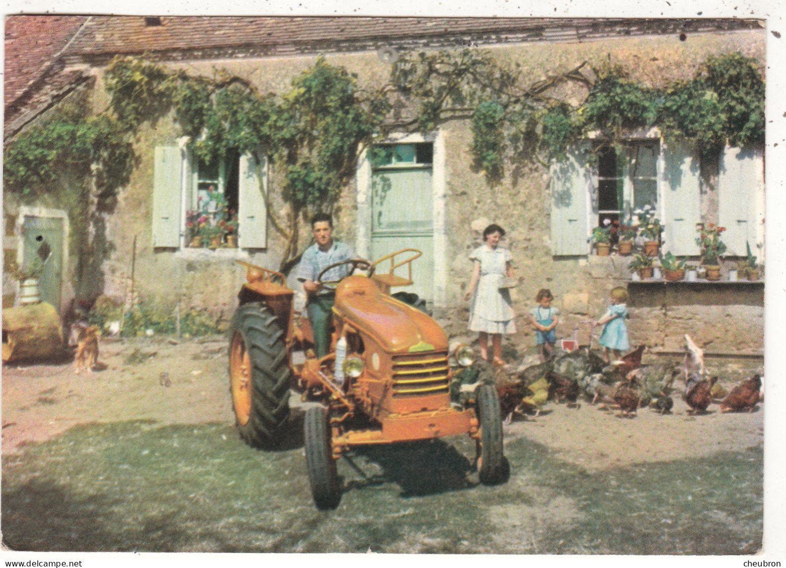 AGRICULTURE. TRACTEURS. CPSM .  TRACTEUR RENAULT N72 25 CV ANNEE 1960. ANIMATION - Tracteurs