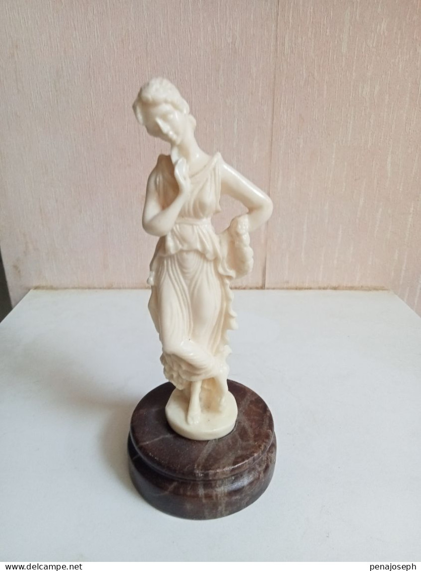 Statuette Ancienne En Marbre Blanc Hauteur 18 Cm - Stein & Marmor