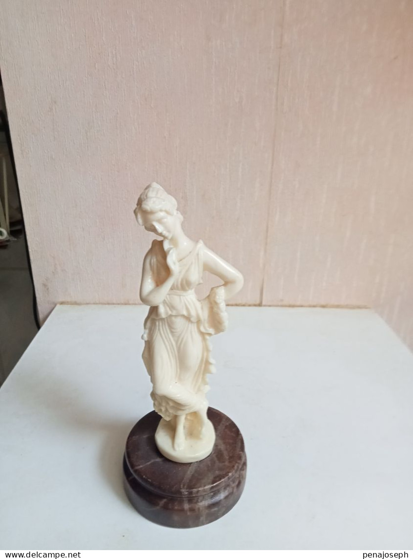 statuette ancienne en marbre blanc hauteur 18 cm