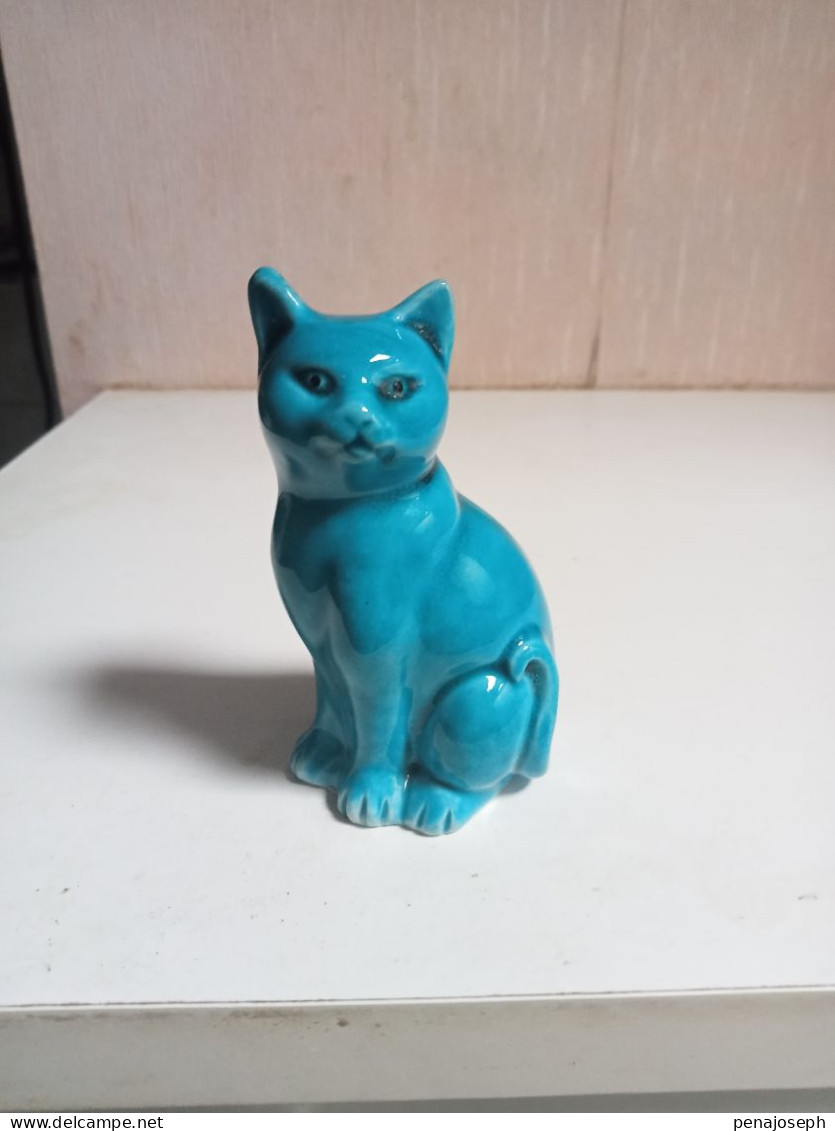 Petit Chat En Porcelaine Polycrome XIXème Hauteur 8 Cm - Animales