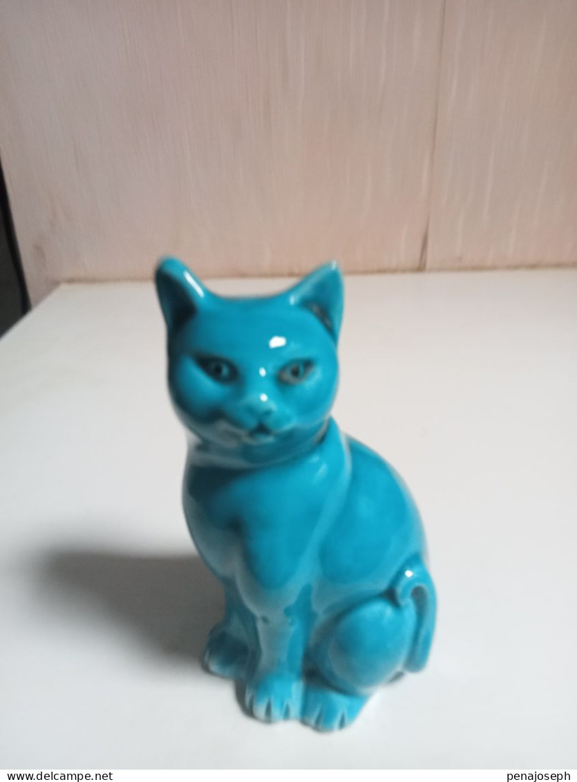 petit chat en porcelaine polycrome XIXème hauteur 8 cm