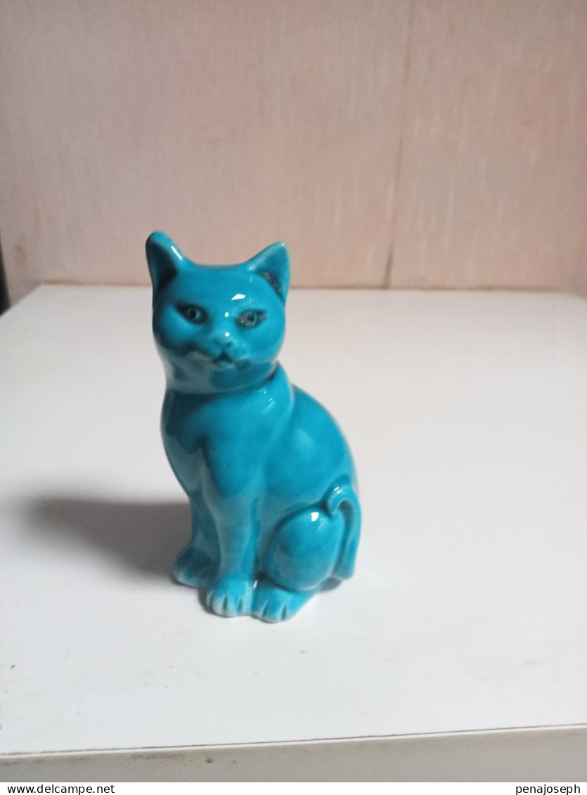 petit chat en porcelaine polycrome XIXème hauteur 8 cm