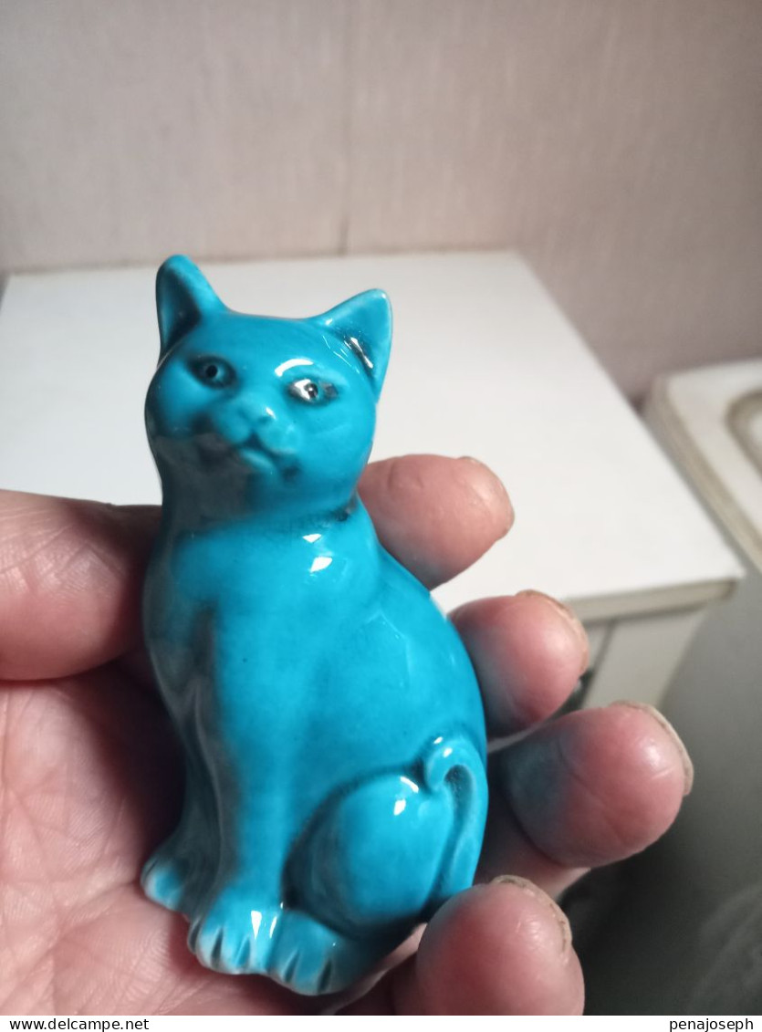 petit chat en porcelaine polycrome XIXème hauteur 8 cm