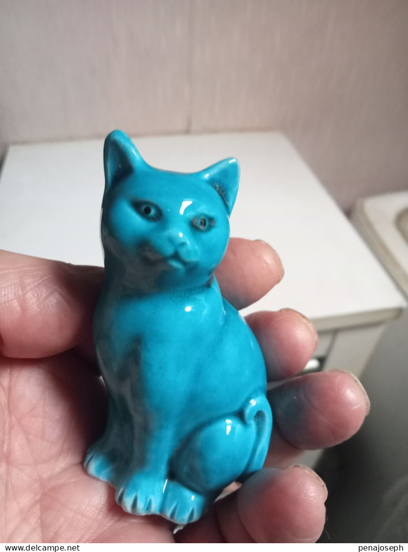 petit chat en porcelaine polycrome XIXème hauteur 8 cm