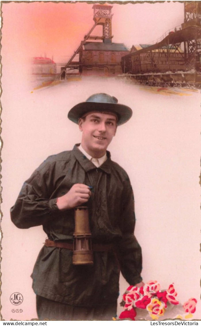 CARTE PHOTO - Un Homme Travaillant Aux Mines - Wagons De Charbons - Colorisé - Carte Postale Ancienne - Fotografie