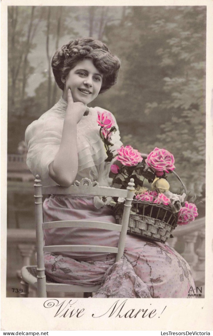 CARTE PHOTO - Une Femme Avec Un Panier De Roses Sur Les Genoux - Vive Marie - Colorisé - Carte Postale Ancienne - Fotografie