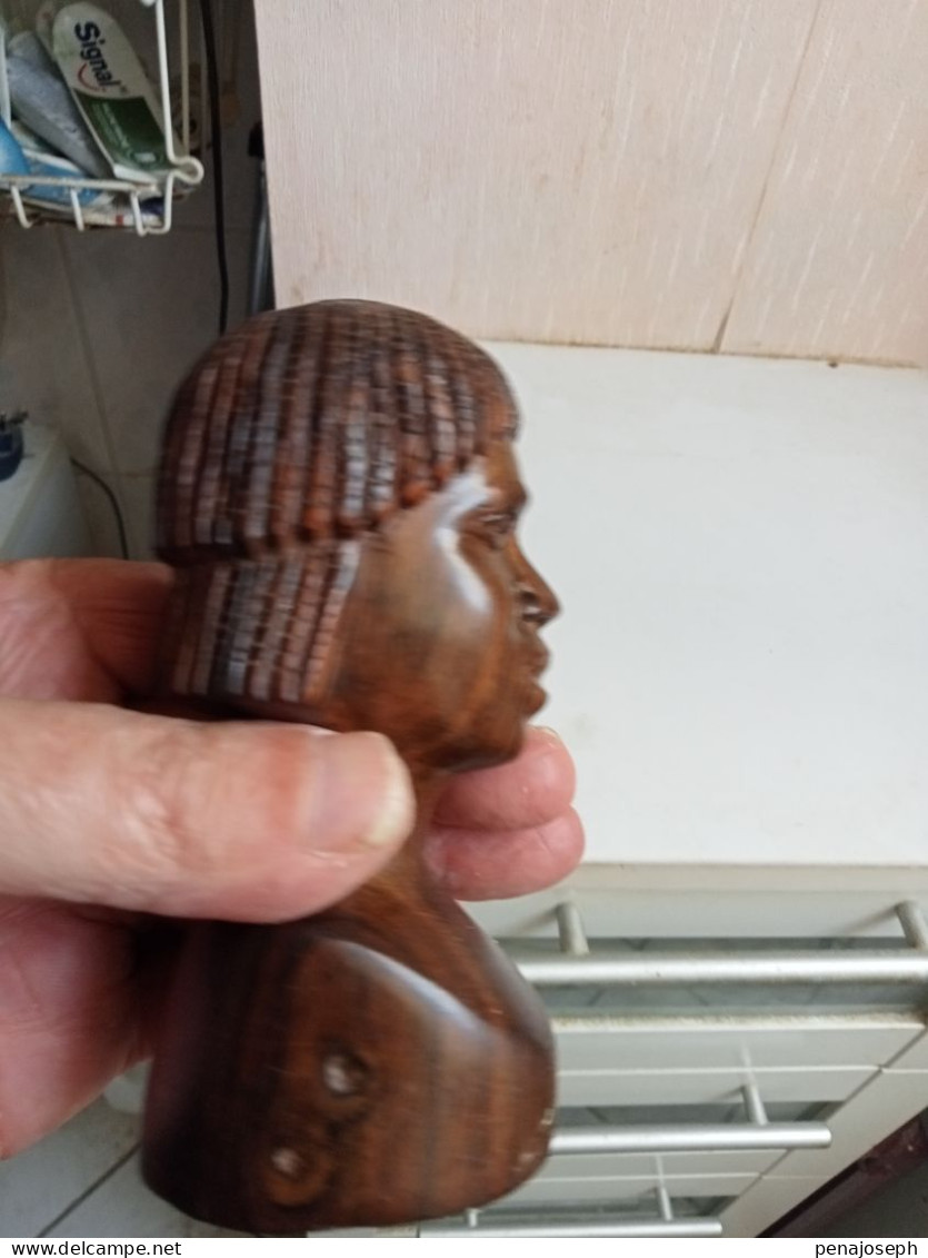 Statuette ancienne africaine en bois hauteur 12 cm x 5 cm, signé