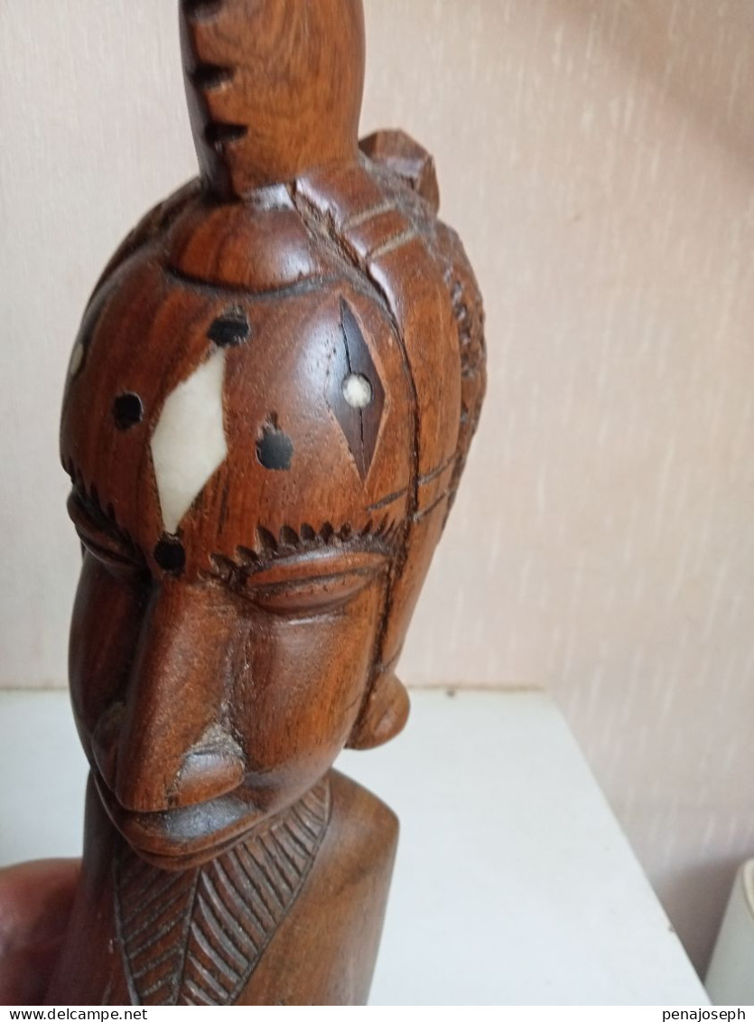 Statuette ancienne africaine en bois hauteur 31 cm x 8 cm