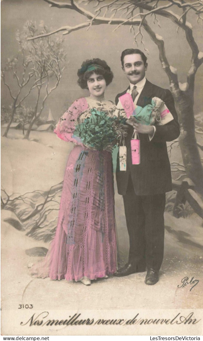 FETES ET VOEUX - Nouvel An - Un Couple Tenant Un Bouquet Et Des Cadeaux -  Colorisé - Carte Postale Ancienne - New Year