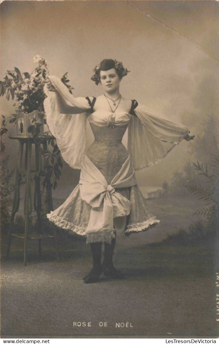 MODE - Rose De Noël - Robe Avec Un Large Noeud Sur Le Devant - Manches évasées - Carte Postale Ancienne - Moda