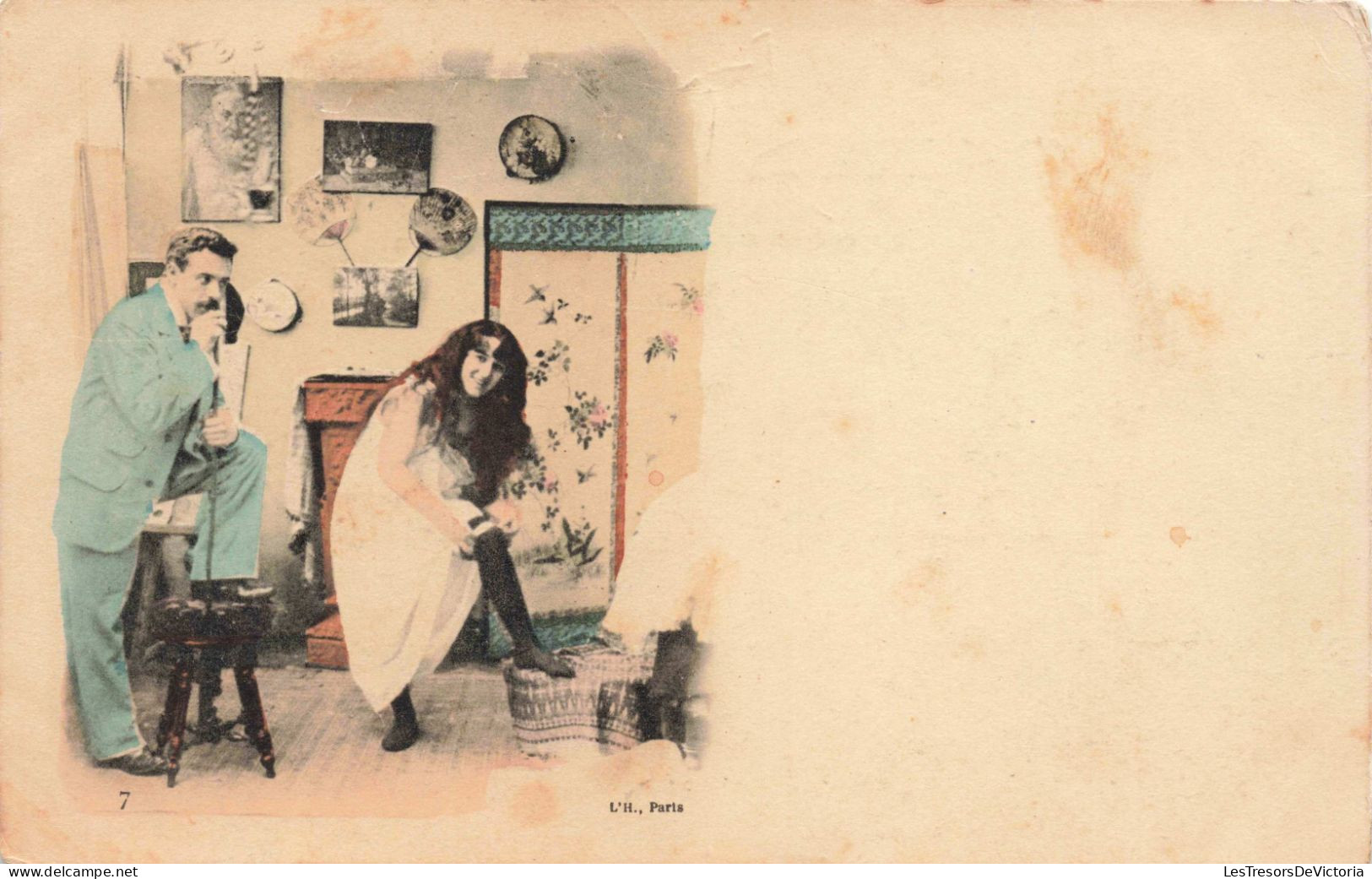 COUPLE - Un Homme Téléphonant Et Une Femme Enfilant Ses Bas - Colorisé - Carte Postale Ancienne - Koppels
