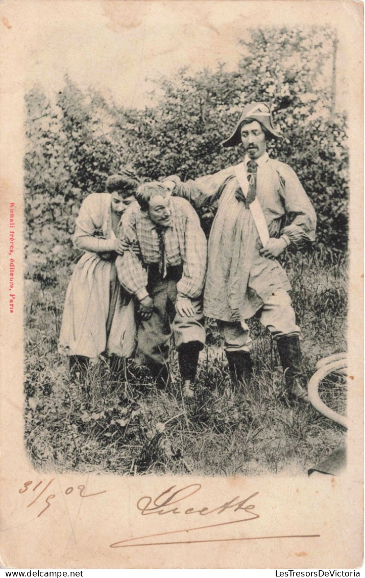 SPECTACLE - 3 Comédiens Dans La Forêt - Costumes - Carte Postale Ancienne - Artistas