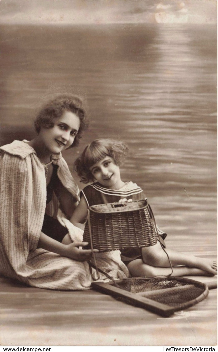 ENFANTS - Portrait - Petite Fille Assise Avec Sa Mère - Carte Postale Ancienne - Portraits