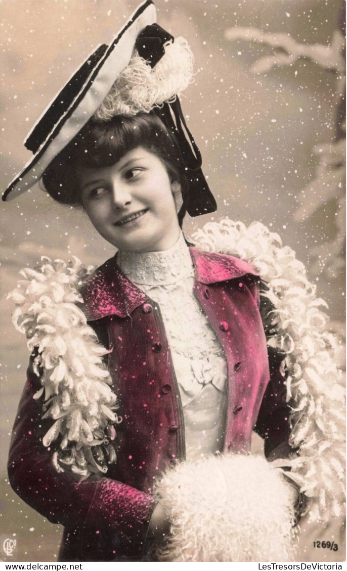 CARTE PHOTO - Portrait D'une Femme Avec Un Boa En Plumes - Colorisé - Carte Postale Ancienne - Fotografie