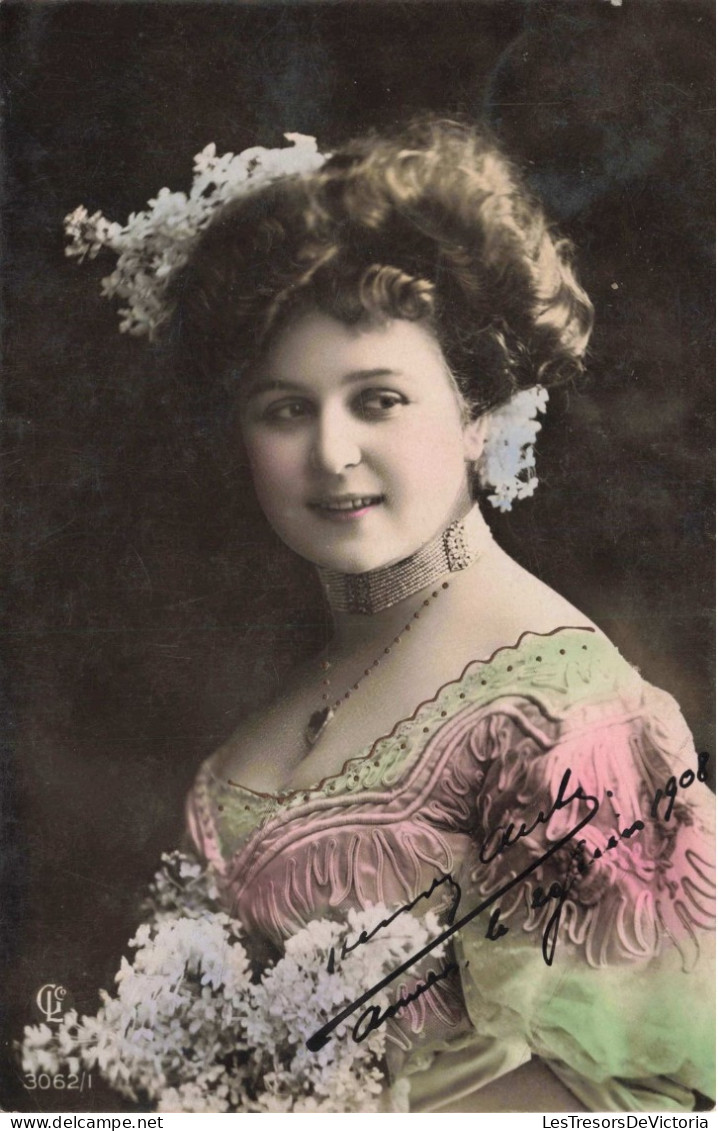 CARTE PHOTO - Portrait D'une Femme Avec Une Belle Robe - Tenue De Bal - Colorisé - Carte Postale Ancienne - Fotografie