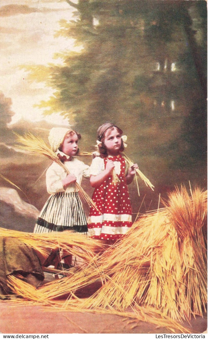 ENFANTS - Scénes - Deux Petites Filles Habillées En Paysannes - Meules De Foins - Colorisé - Carte Postale Ancienne - Taferelen En Landschappen