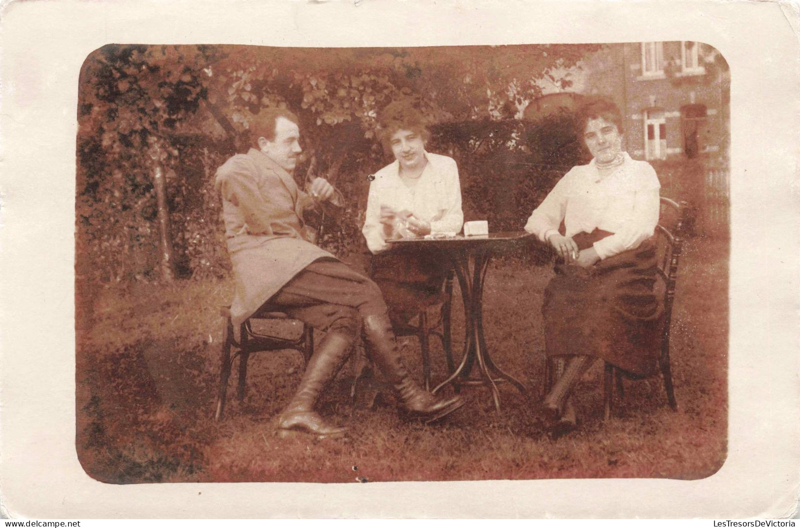 CARTE PHOTO - Portrait De Famille - Une Famille Discutant Dans Son Jardin - Carte Postale Ancienne - Fotografie