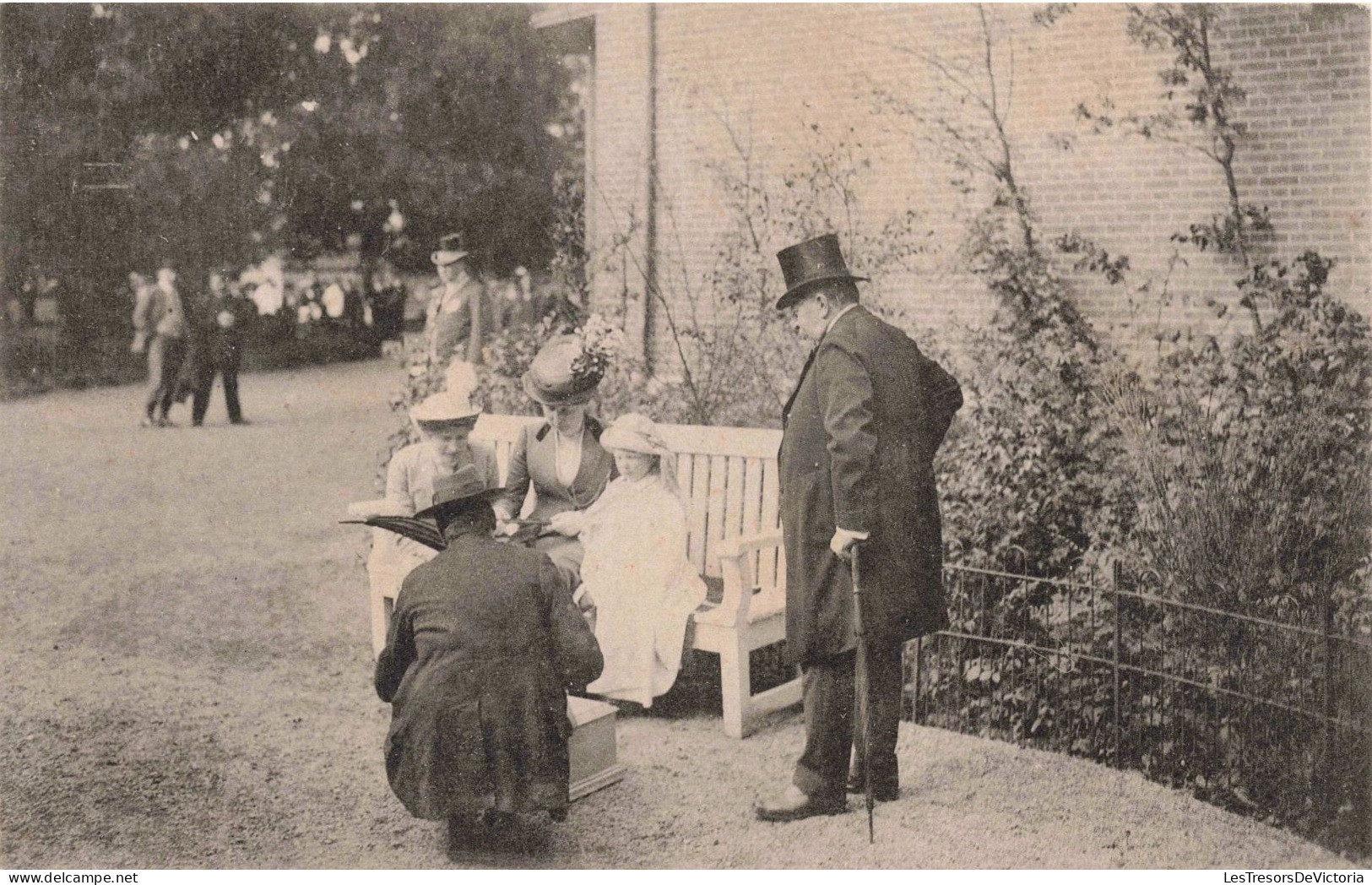 CARTE PHOTO - Scéne - Des Hommes Discutant Avec Une Mère Et Ses Enfants - Carte Postale Ancienne - Fotografia