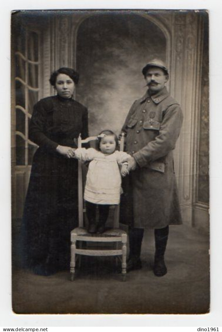 CPA 3463 - MILITARIA - Carte Photo Militaire - Soldat Avec Sa Femme Et Son Enfant - Photo PLUCHE à PARIS - Characters