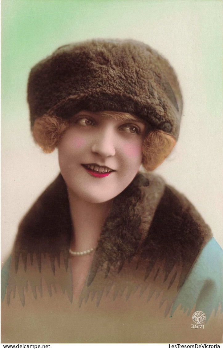 CARTE PHOTO - Portrait D'une Femme Avec Un Manteau De Fourrure Et Un Bonnet Assortit - Colorisé - Carte Postale Ancienne - Fotografia