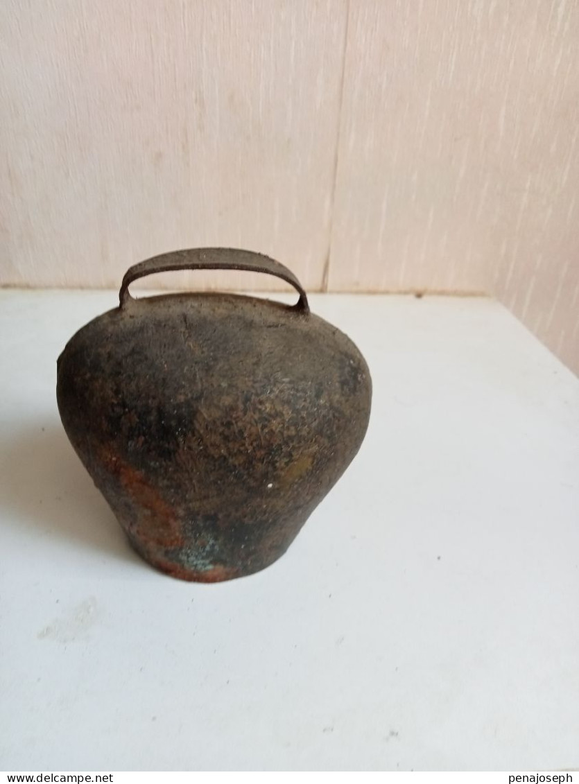 Cloche Ancienne Hauteur 10 Cm X 10 Cm - Cloches