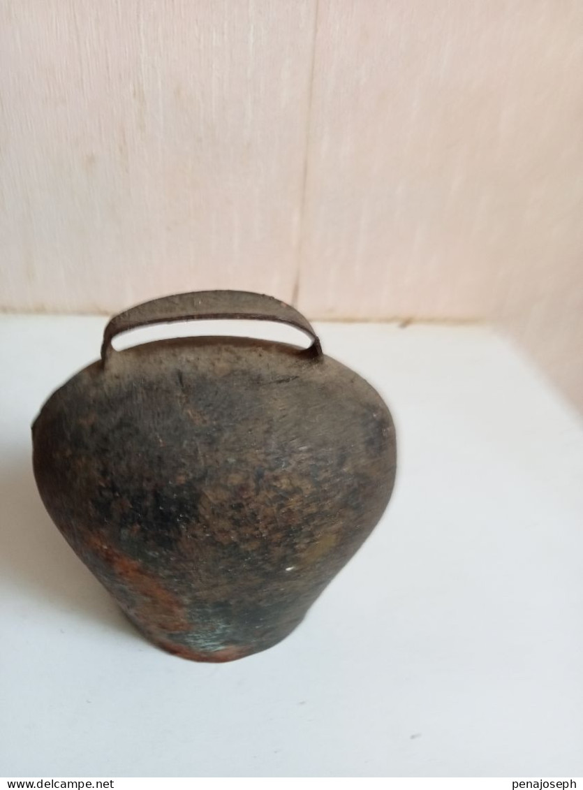 cloche ancienne hauteur 10 cm x 10 cm