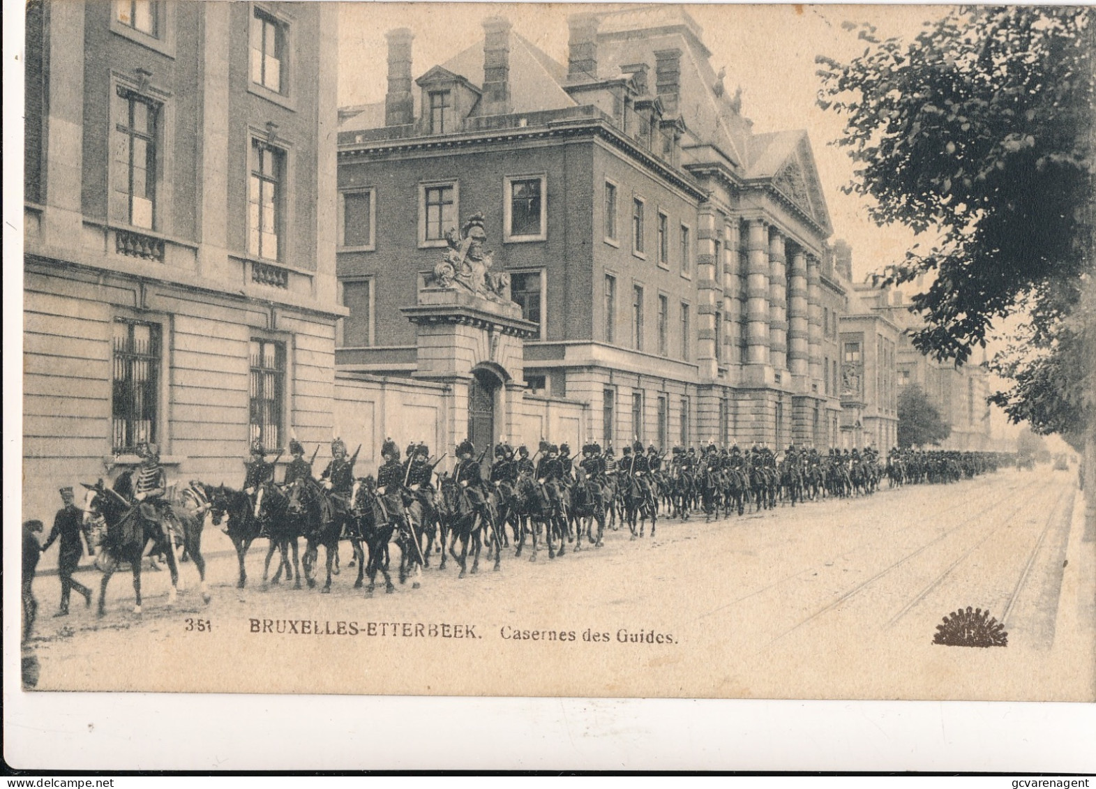 ETTERBEEK  CASERNES DES GUIDES             2 SCANS - Etterbeek