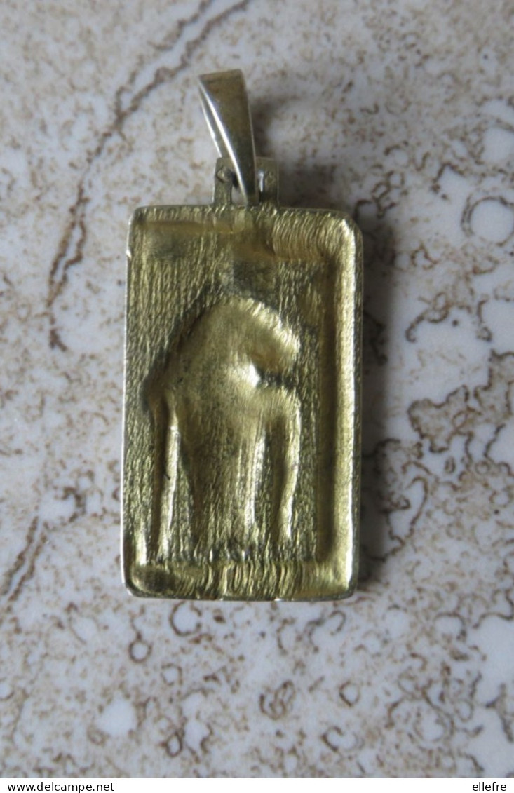 Bijou Pendentif Médaille Religieuse Sculptée En Vermeil  ( Argent Recouvert D'or ) Antiquité Egypte  Dieu à Identifier - - Autres & Non Classés