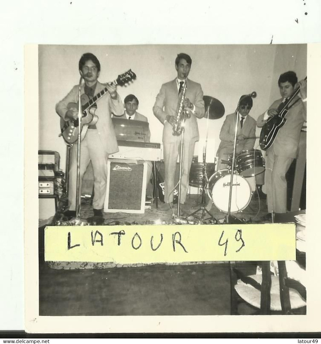 Photo  Oschestre Les Diamants AU DOS NOM DES MUSICIENS 1966. 9 X 9 CM RECUPERE CHEZ  UN MUSICIEN DE L EQUIPE - Objets Dérivés