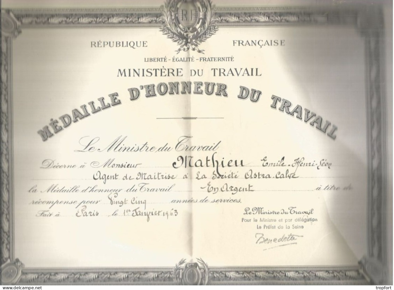 Diplôme Médaille Honneur Travail Agent De Maitrise Société Astra Calve > Mathieu J.  Le 1 Janvier   1963  à Paris - Diplômes & Bulletins Scolaires
