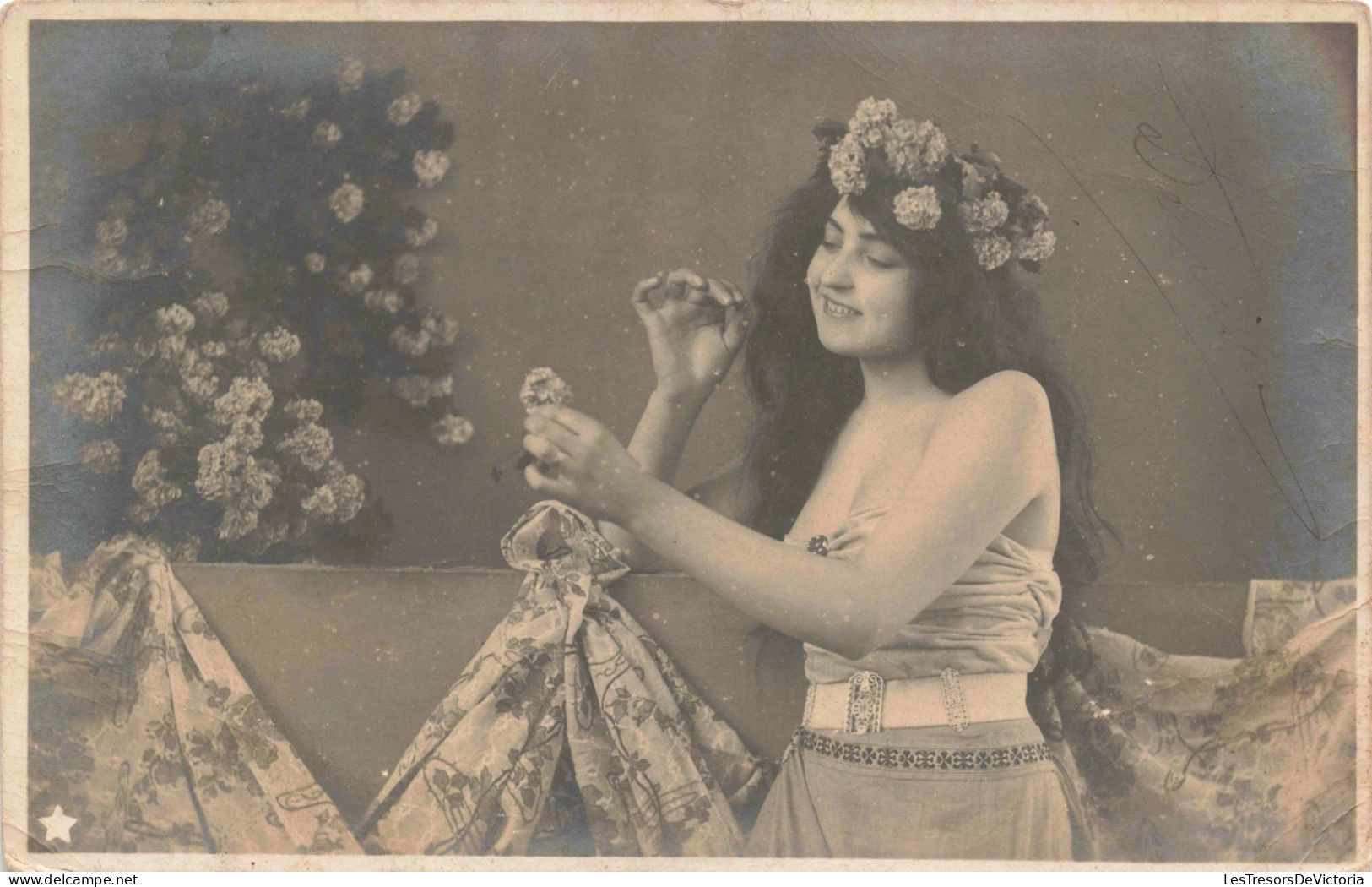 MODE - Jeune Femme Avec Une Couronne De Fleurs Dans Les Cheveux  - CARTE POSTALE ANCIENNE - Moda