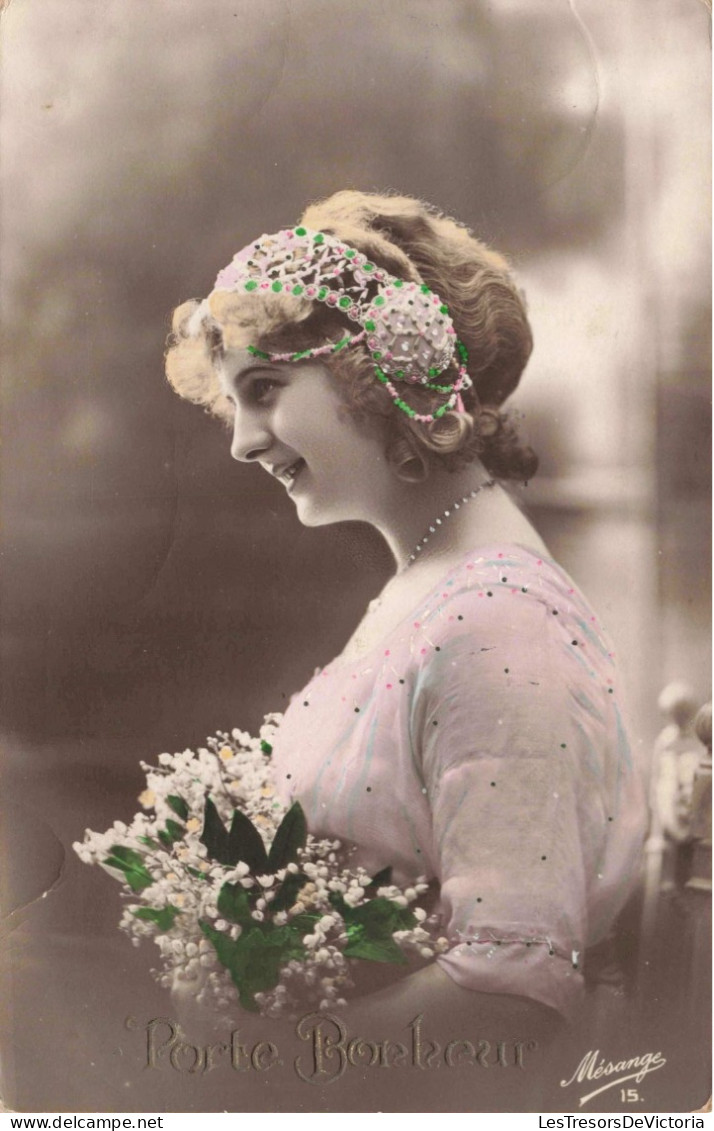 NOCES - Une Jeune Mariée Tenant Un Bouquet - Coiffe En Dentelles - Colorisé - Carte Postale Ancienne - Hochzeiten