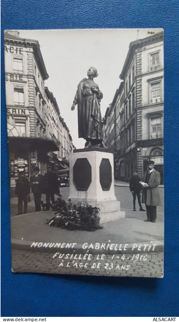 Bruxelles , Carte Photo Place St Jean , Monument Gabrielle Petit Fusillée Le 1/4/1916 à L'age De 23 Ans - Places, Squares