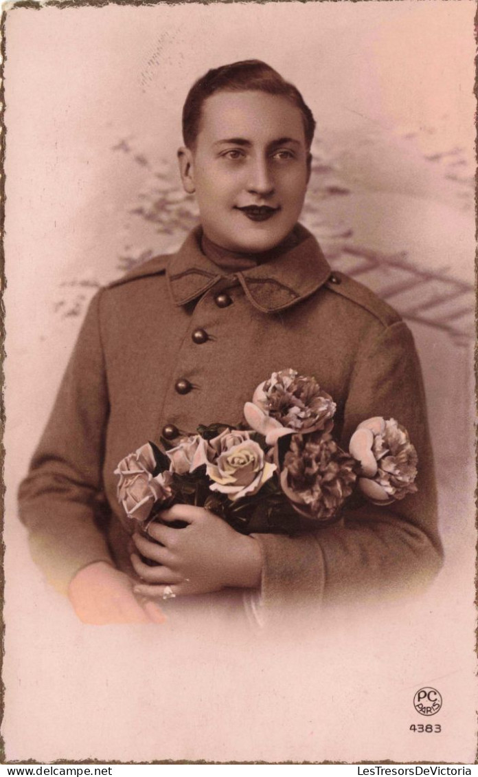 MILITARIA - Portrait D'un Soldat Tenant Un Bouquet - Uniforme - Carte Postale Ancienne - Characters