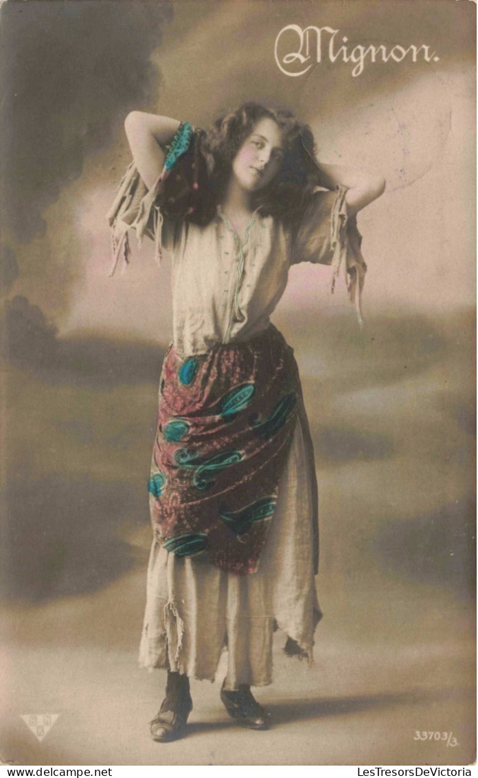 MODE - Une Bohémienne Avec Des Habits Déchirés Et Bariolés - Colorisé - Carte Postale Ancienne - Moda