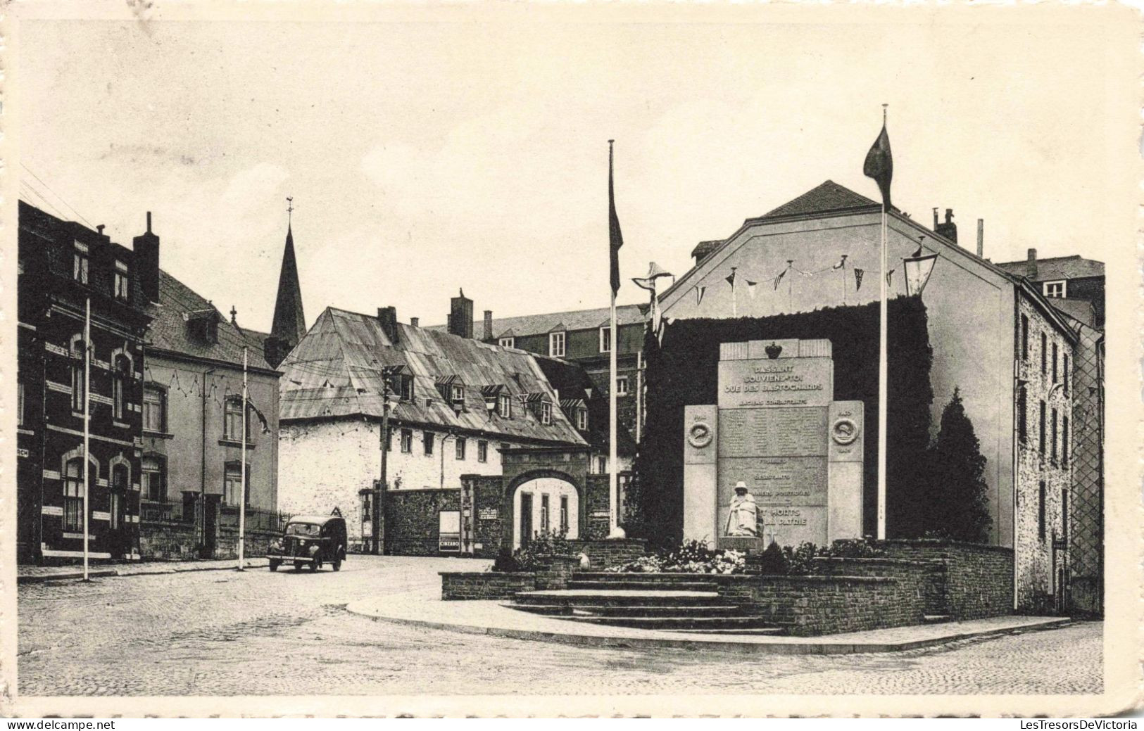 BELGIQUE - Bastogne - Monument Aux Morts De La Ville Et Le Séminaire - CARTE POSTALE ANCIENNE - Bastenaken