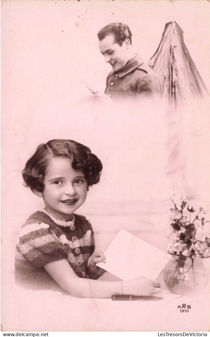 MILITARIA - Un Enfant Avec Une Lettre De Son Père Soldat - Carte Postale Ancienne - Otras Guerras