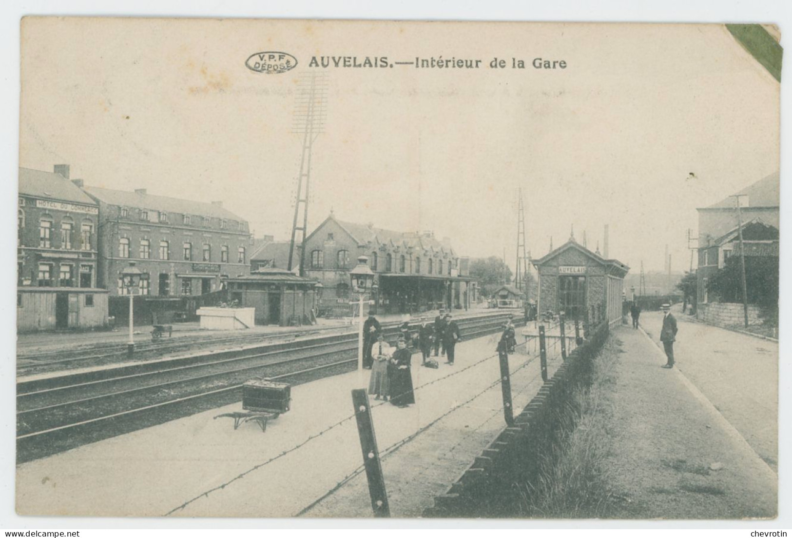 Deux Cartes Postales. Auvelais Intérieur De La Gare. Même Photo, Mais éditeurs Différents - Sambreville