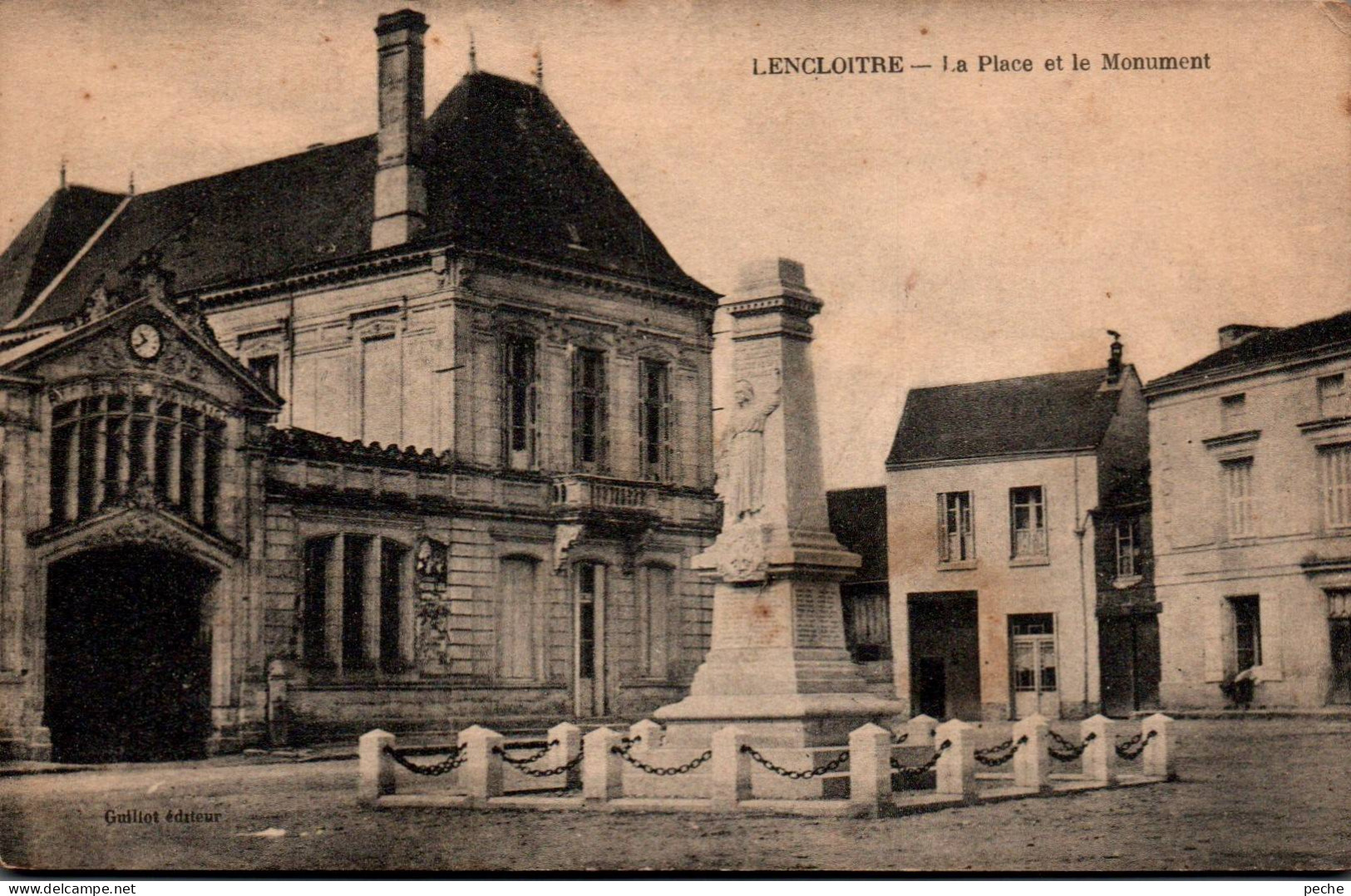 N°113916 -cpa Lencloitre -la Place Et Le Monument- - Lencloitre