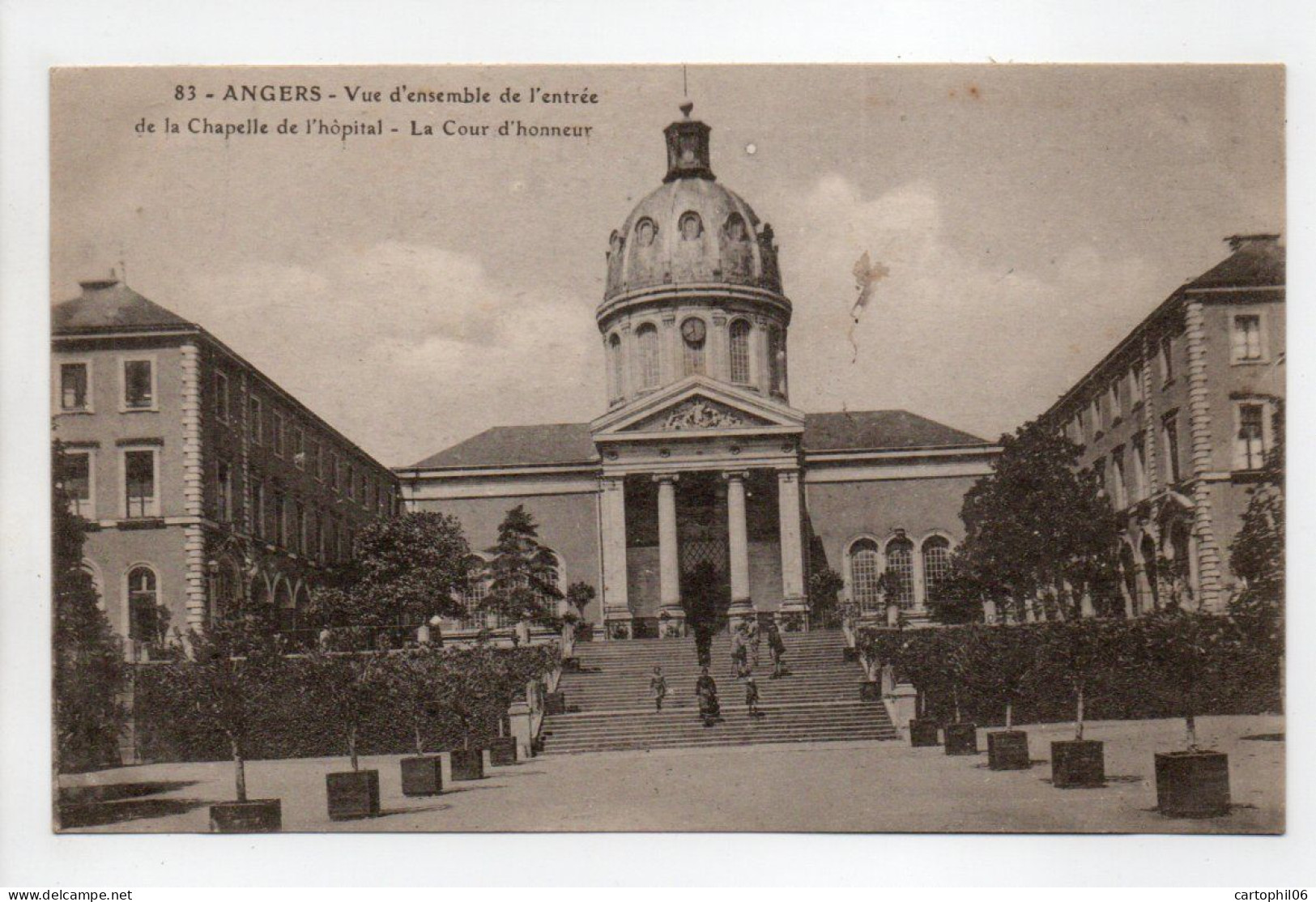 - CPA ANGERS (49) - Vue D'ensemble De L'entrée De La Chapelle De L'hôpital - La Cour D'honneur - Edition Ducardon N° 83 - Angers