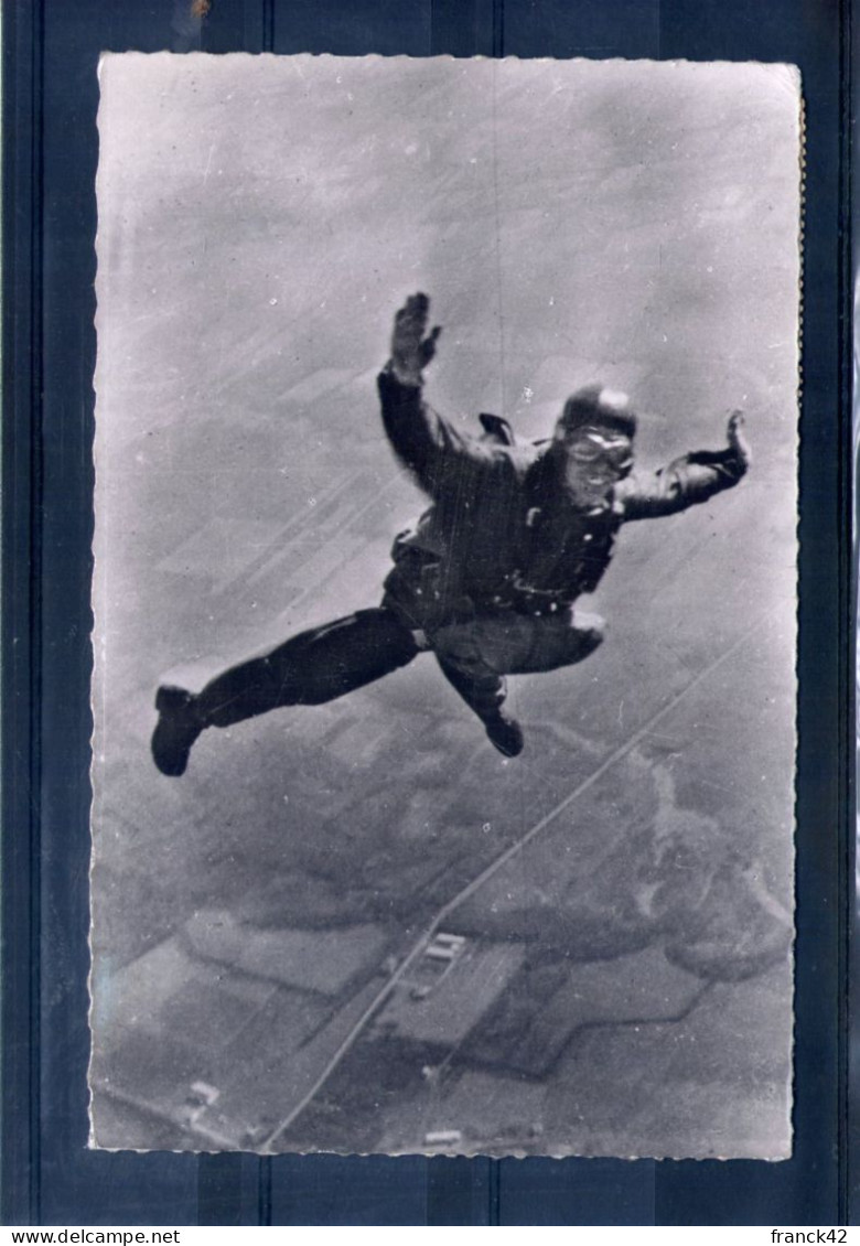 Une Chute Libre Du Moniteur Durand. Association Parachutiste De Bourgogne-france Comté. Cpsm Petit Format - Parachutisme