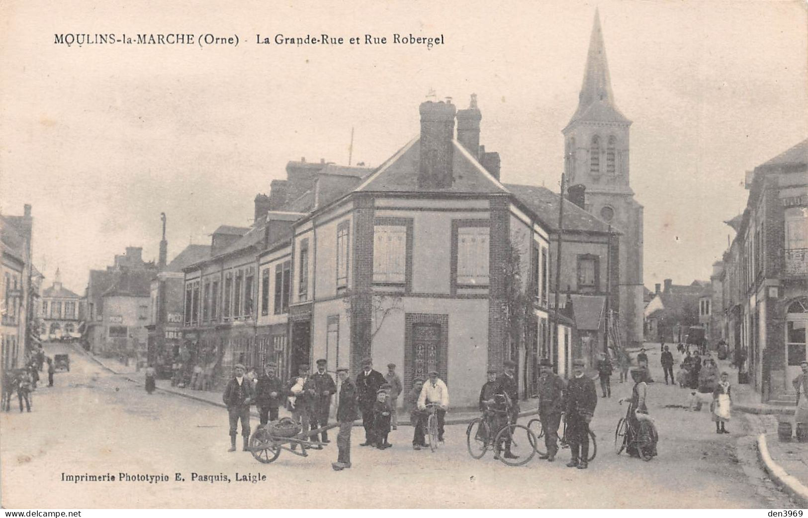 MOULINS-la-MARCHE (Orne) - La Grande Rue Et Rue Robergel - Moulins La Marche
