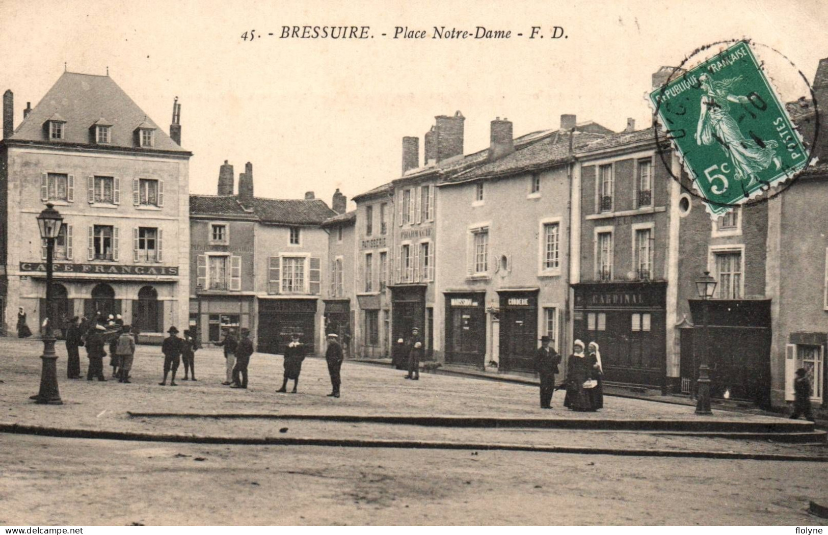 Bressuire - La Place Notre Dame - Café Français - Femmes En Coiffe - Bressuire