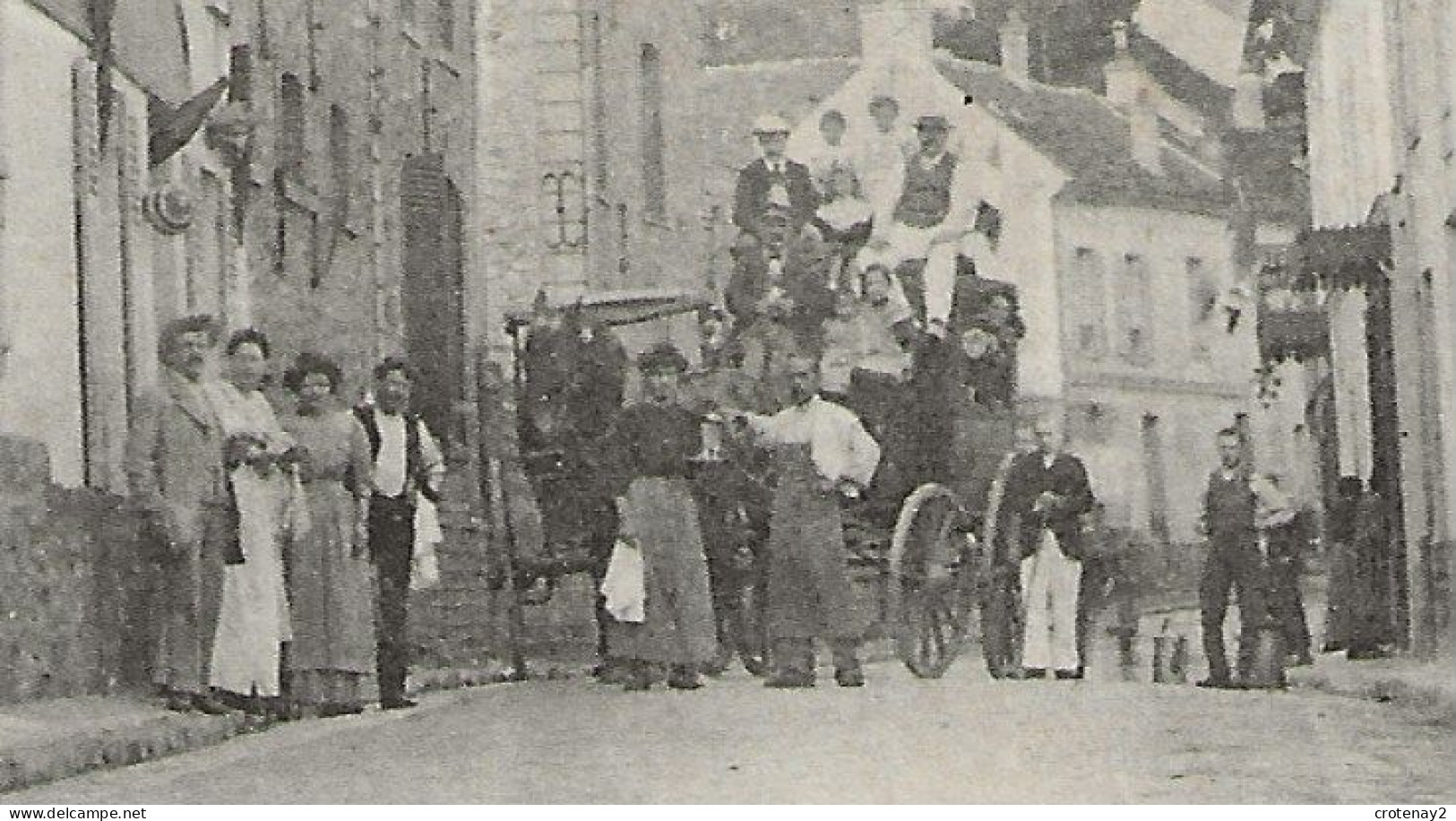 95 BOUFFEMONT N°2 La Grande Rue En 1909 VOIR ZOOM Attelage Omnibus ? Très Chargé Homme à Vélo Restaurant - Bouffémont