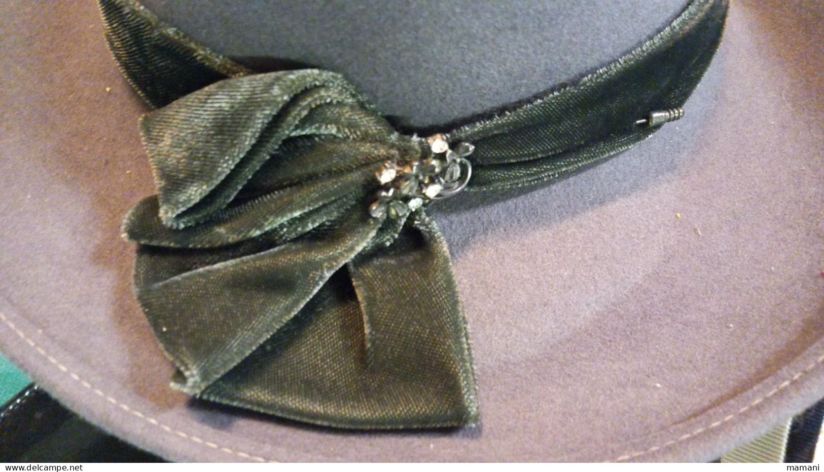 Lot de chapeaux et 1 pochette