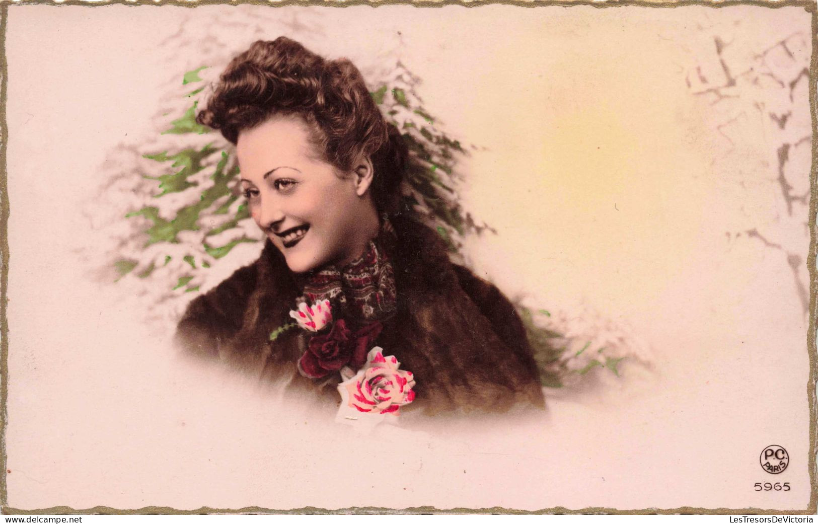 CARTE PHOTO - Jeune Femme Souriante - Sapin - Hiver - Rose - Colorisé - Carte Postale Ancienne - Fotografie
