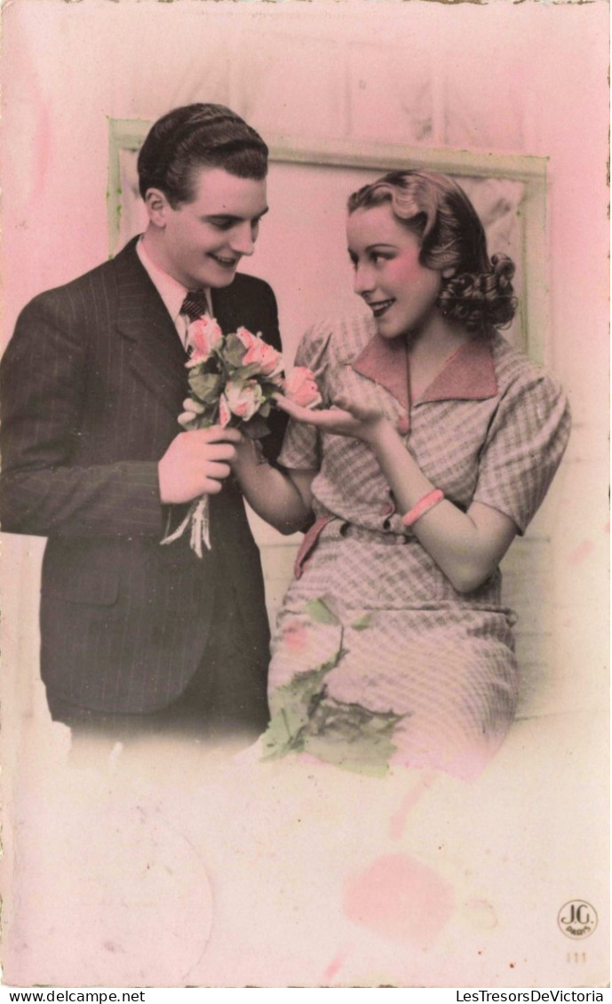 Couple - Un Jeune Homme Offrant Des Fleurs - Colorisé - Carte Postale Ancienne - Paare